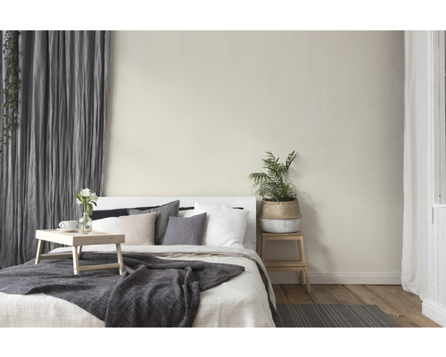 Helles Schlafzimmer mit Bett, Nachttisch und Dekoration