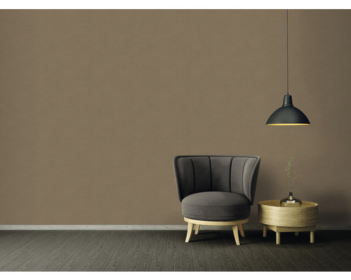 Vue d''une pièce avec fauteuil, table d''appoint et suspension