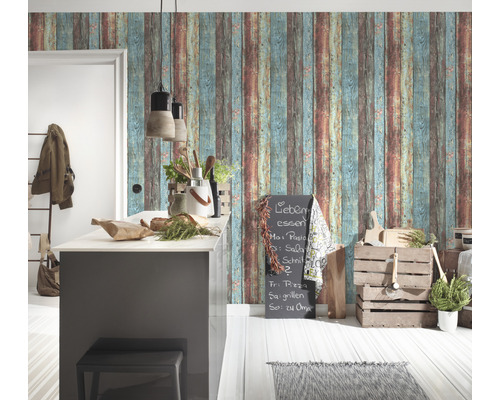 Heller Raum mit Holzwandtapete, Küchentheke und Dekorationen für eine freundliche Atmosphäre.