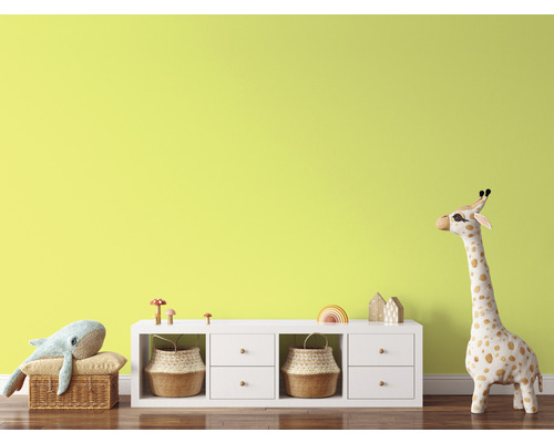 Kinderzimmer mit Spielzeug, Kommode und Dekoration