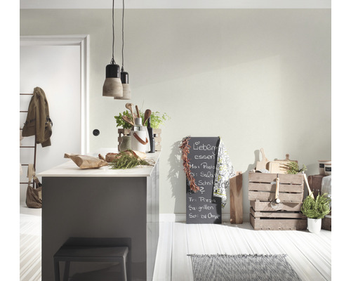 Helle Küche mit Kochinsel, Holzelementen und Tafel