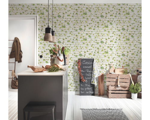 Helle Küche mit Backstein Tapete und Kräutern