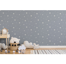 Kinderzimmer mit Sternentapete, Nachttisch und Spielzeug