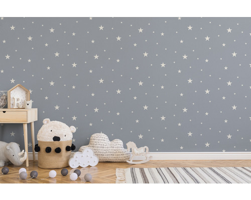 Chambre d''enfant avec papier peint à étoiles, table de chevet et jouets