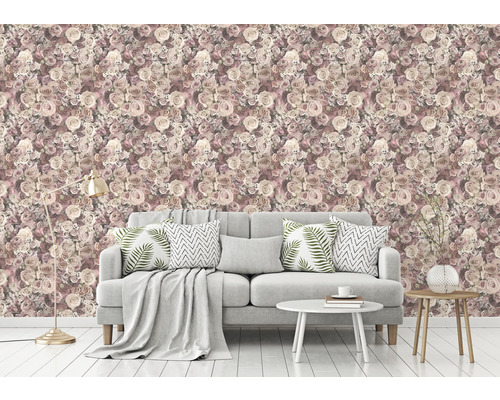 Salon avec canapé devant un mur avec du papier peint à motifs floraux