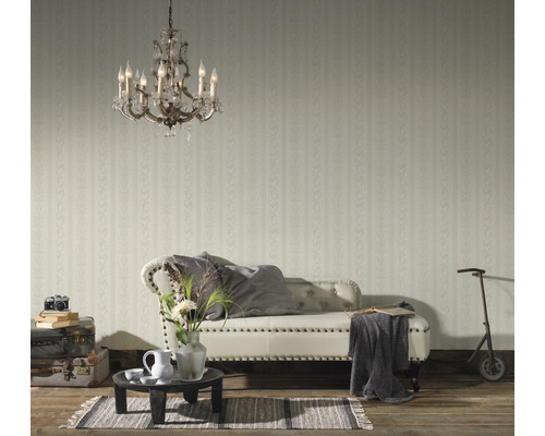 Salon avec canapé, lampe et décorations