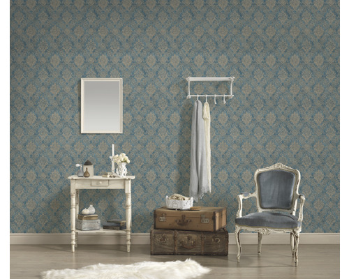 Einrichtungsbeispiel mit gemusterter Tapete, Tisch, Stuhl und Dekoration für ein stilvolles Wohnambiente.