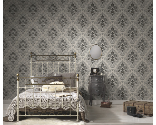 Dekorativer Schlafraum mit Bett, Nachttisch und gemusterter Tapete