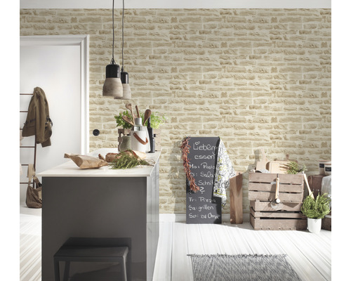 Intérieur avec îlot de cuisine, décorations et papier peint imitation pierre