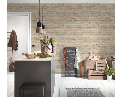 Cuisine lumineuse avec papier peint en briques, îlot de cuisine et décorations