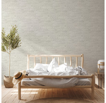 Helles Schlafzimmer mit Backstein Tapete, Holzbett und Zimmerpflanze