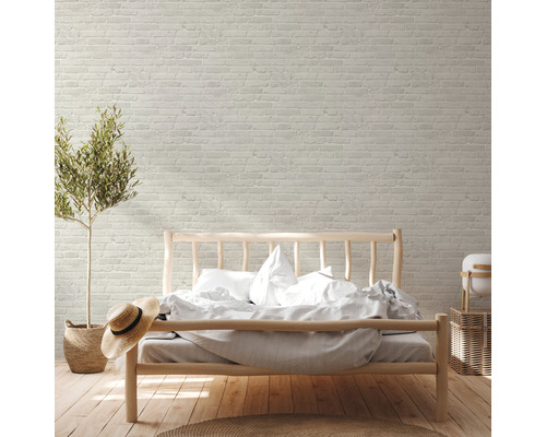 Helles Schlafzimmer mit Backstein Tapete, Holzbett und Zimmerpflanze