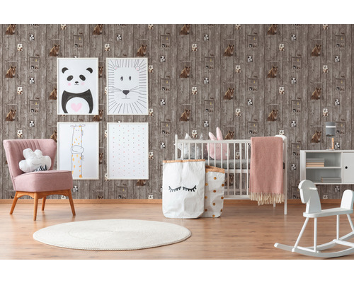 Chambre d''enfant avec meubles et motifs d''animaux sur le papier peint