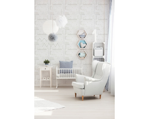 Helles Kinderzimmer mit Kinderbett, Sessel und dekorativen Elementen