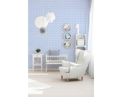 Babyzimmer mit Bett, Sessel und Wandtapete mit Motiv