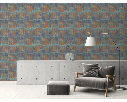 Wohnzimmer mit gemusterter Tapete, Sessel und Stehlampe