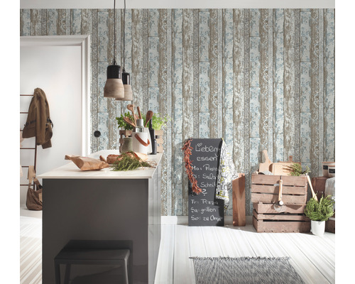 Küchenszene mit Holzkisten, Kreidetafel und skandinavischer Wandtapete in Holzoptik.