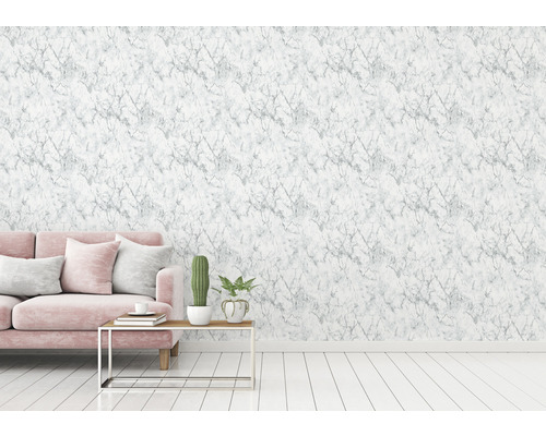 Wohnzimmer mit Marmortapete, Sofa und Tischdekoration