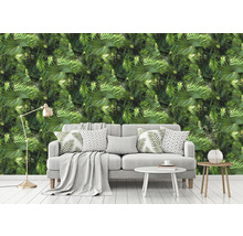 Wohnzimmer mit Couch vor einer Tapete mit Palmenmuster