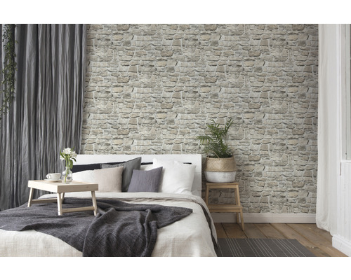 Chambre lumineuse avec papier peint mural en pierre et lit