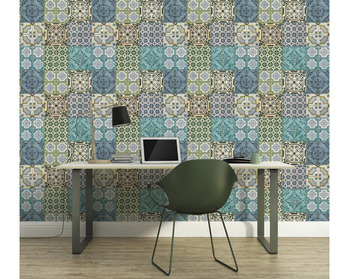 Bureau avec bureau et papier peint à motifs en aspect carreaux