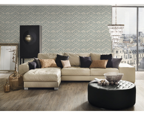 Wohnzimmer mit Sofa, Sessel, Schrank, Tapete und Dekoration