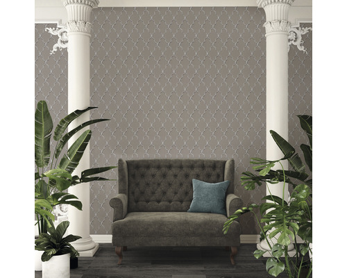 Wohnzimmer mit Couch, Säulen und gemusterter Tapete