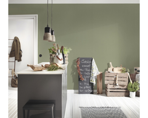 Cuisine claire et conviviale avec îlot de cuisine, caisses en bois et tableau noir
