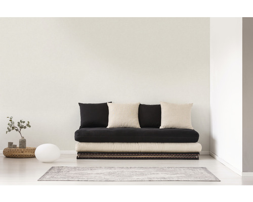 Helles Zimmer mit Futon, Kissen und Dekoration