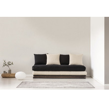Salon avec futon, coussins et décoration