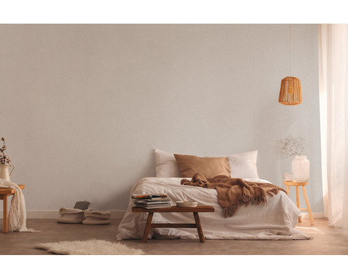 Chambre lumineuse avec lit, table de chevet, lampe et papier peint textile