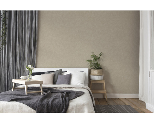 Chambre lumineuse avec lit, rideaux et papier peint beige