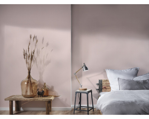 Helles Schlafzimmer mit gemusterter Tapete, Nachttischlampe und Dekoration