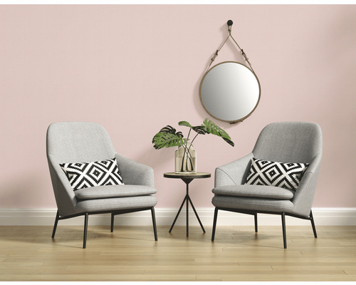 Wohnzimmer mit zwei Sesseln, kleinem Tisch, Zimmerpflanze und rundem Spiegel