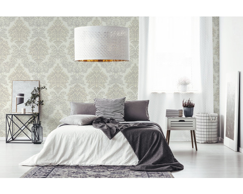 Schlafzimmer mit Bett, Nachttisch und gemusterter Tapete