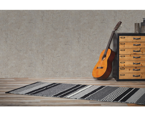 Szene mit Gitarre, Kommode und gestreiftem Teppich