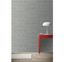 Scène avec mur de briques, lampe de table, table et tapis