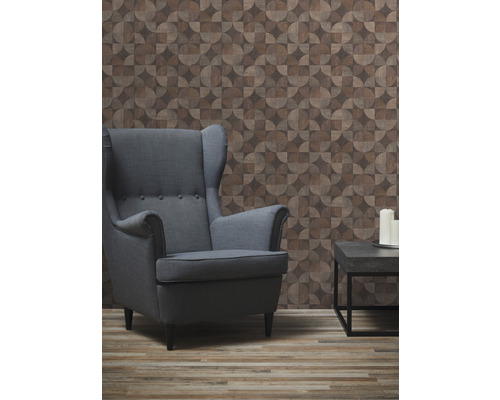 Salon avec fauteuil, table d''appoint et papier peint à motifs géométriques