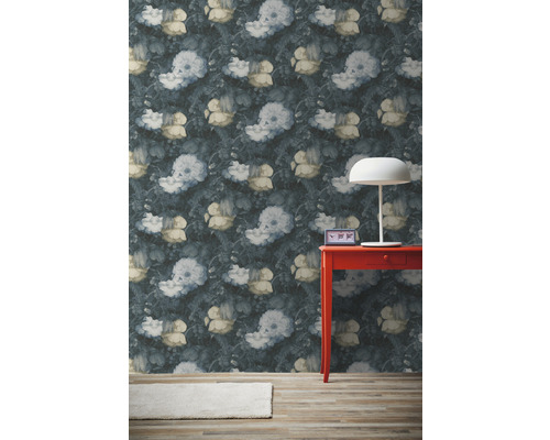 Pièce avec papier peint à motifs floraux, table rouge et lampe