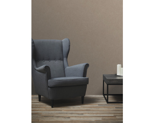 Wohnszene mit Sessel und Beistelltisch