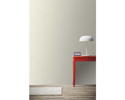 Szene mit Wandfarbe, Tisch, Lampe, Uhr und Teppich auf Holzboden