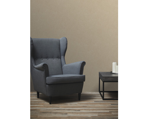 Wohnzimmer mit Sessel, Tisch und Tapete