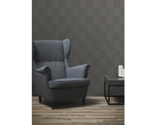 Wohnzimmer mit Ohrensessel, Couchtisch und gemusterter Tapete