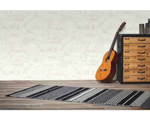 Szene mit gemusterter Fußmatte, Gitarre und Kommode im Zimmer