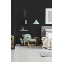 Schlafzimmer mit Bett, Sessel und Regal