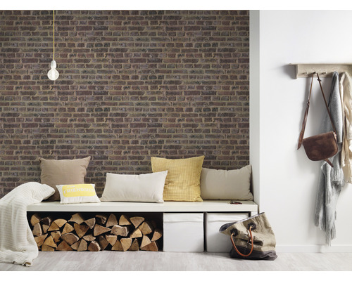 Wohnraum mit gemauerter Wand, Bank und Dekoration