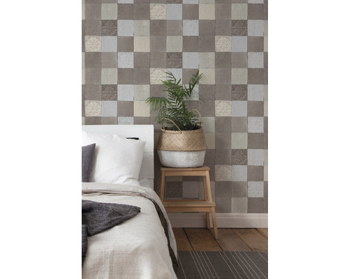 Schlafzimmer mit Wandtapete im Fliesenmuster, Bett und Dekoration