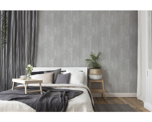 Schlafzimmer mit grauer Wandtapete, Bett und Dekoration