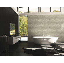 Modernes Badezimmer mit Badewanne, Waschtisch und großem Fenster