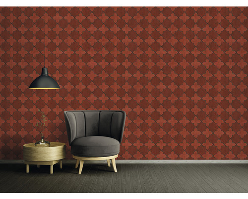 Raum mit gemusterter Tapete, Sessel, Tisch und Hängelampe